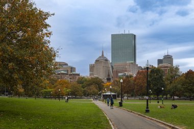 Boston, Massachusetts, ABD - 29 Ekim 2023: İnsanlar sonbaharda Boston, Massachusetts 'teki Boston Common parkında yürüyorlar.