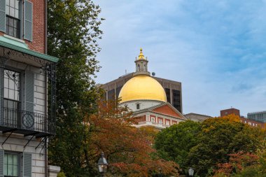 Boston, Massachusetts, ABD - 29 Ekim 2023: Sonbahar boyunca Boston, Massachusetts 'teki Massachusetts Eyalet Binası' nın altın kubbesinin ayrıntıları.