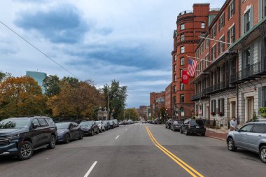 Boston, Massachusetts, ABD - 29 Ekim 2023: Beacon Caddesi, Boston, Massachusetts 'teki Beacon Hill mahallesi.