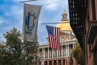 Boston, Massachusetts, ABD - 29 Ekim 2023: Massachusetts Eyalet Binası 'nın arka planında Boston, Massachusetts şehrinde bulunan ABD Bayrağı ve Boston Union Club.