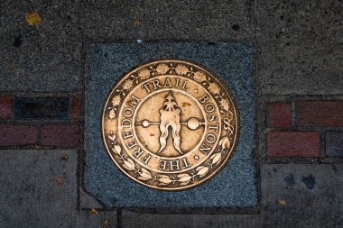 Boston, Massachusetts, ABD - 29 Ekim 2023: Boston, Massachusetts şehir merkezinde bir kaldırımda Özgürlük Yolu tabelası.