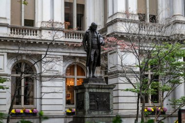 Boston, Massachusetts, ABD - 29 Ekim 2023: Boston, Massachusetts şehir merkezinde bulunan Boston 'daki Old City Hall' un önündeki Benjamin Franklin heykelinin görüntüsü.