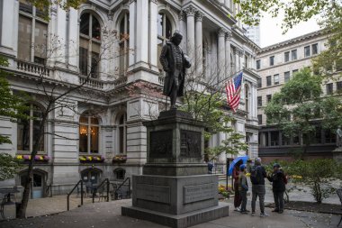 Boston, Massachusetts, ABD - 29 Ekim 2023: Boston, Massachusetts şehir merkezinde bulunan Boston 'daki Old City Hall' un önündeki Benjamin Franklin heykelinin görüntüsü.