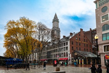 Boston, Massachusetts, ABD - 29 Ekim 2023: Boston, Massachusetts şehir merkezindeki Quincy Market 'teki Güney Market binasının görüntüsü.