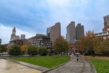 Boston, Massachusetts, ABD - 29 Ekim 2023: Boston gökdeleninin Boston, Massachusetts şehir merkezindeki Rose Kennedy Greenway parkındaki görüntüsü.