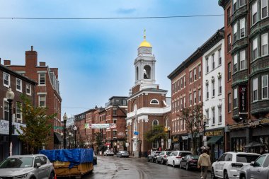 Boston, Massachusetts, ABD - 29 Ekim 2023: Boston, Massachusetts 'te Saint Stephen Kilisesi ile Hanover Sokağı manzarası.