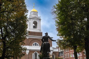 Boston, Massachusetts, ABD - 29 Ekim 2023: Arka planda Boston, Massachusetts 'te bulunan Paul Revere heykelinin manzarası.