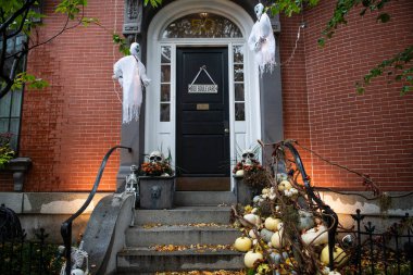 Boston, Massachusetts, ABD - 29 Ekim 2023: Boston, Massachusetts 'teki Charlestown Mahallesi' nde Cadılar Bayramı dekorasyonlu bir konut binasının dekore edilmiş girişinin görüntüsü.