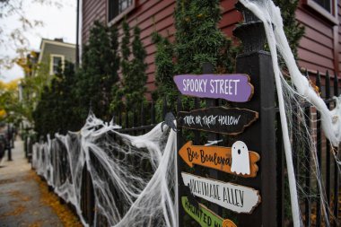 Boston, Massachusetts, ABD - 29 Ekim 2023: Boston, Massachusetts 'teki Charlestown Mahallesi' ndeki Cadılar Bayramı süslemelerinin ayrıntıları.