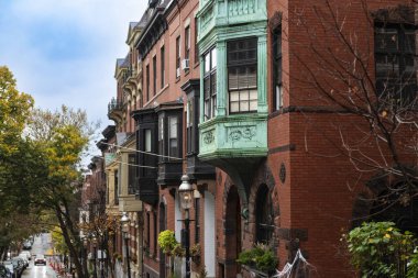 Boston, Massachusetts, ABD - 29 Ekim 2023: Boston, Massachusetts 'teki Charlestown mahallesindeki bir dizi konut binasının görüntüsü.