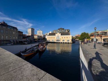 Aveiro, Portekiz - 28 Mayıs 2024: Portekiz 'in Aveiro şehrinde geleneksel moliceiro teknelerinin bulunduğu bir kanal manzarası.