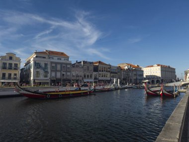 Aveiro, Portekiz - 28 Mayıs 2024: Portekiz 'in Aveiro kentindeki bir kanaldaki geleneksel moliceiro teknelerinin görüntüsü. 