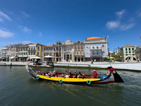 Aveiro, Portekiz - 29 Mayıs 2024: Portekiz 'in Aveiro kentindeki bir kanalda geleneksel bir moliceiro teknesinde turistler.