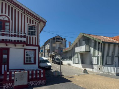 Costa Nova, Portekiz - 30 Mayıs 2024: Portekiz 'in Ilhavo kentindeki Costa Nova köyündeki geleneksel renkli evlerin manzarası.