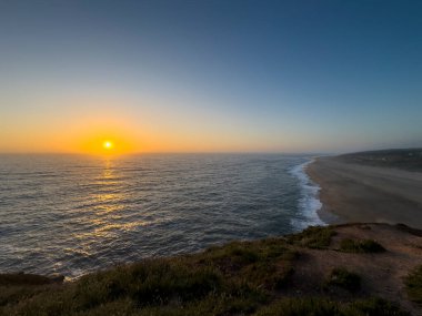 Kuzey Sahili 'nin (Praia do Norte) günbatımında Nazare, Portekiz' de manzarası