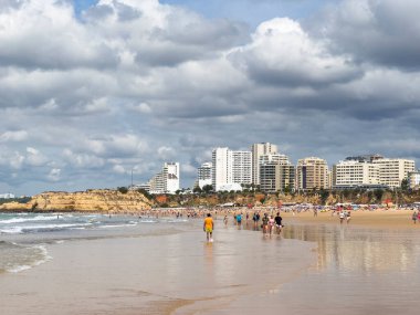 Portimao, Portekiz - 9 Haziran 2024: Portimao, Algarve, Portekiz 'deki güzel Rocha Sahili manzarası