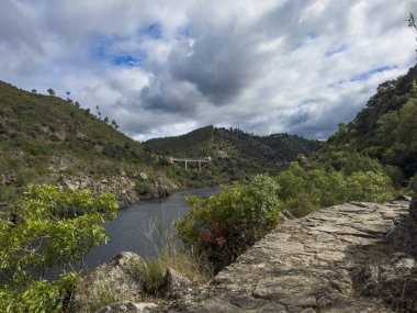 Portekiz 'in Alentejo kentindeki Amieira do Tejo köyü yakınlarındaki Tagus Nehri' nin (Rio Tejo) manzarası..