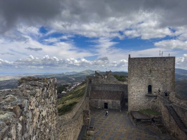 Marvao, Portekiz - 30 Haziran 2024: Portekiz 'in Alentejo kentindeki tarihi Marvao kasabasındaki güzel şatonun manzarası