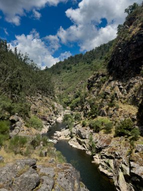 Portekiz, Arouca yakınlarındaki Paiva Walkways boyunca Paiva Nehri manzarası