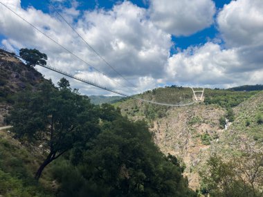 Portekiz, Arouca yakınlarındaki Paiva Geçidi 'ndeki Paiva Nehri üzerindeki asma köprünün görüntüsü