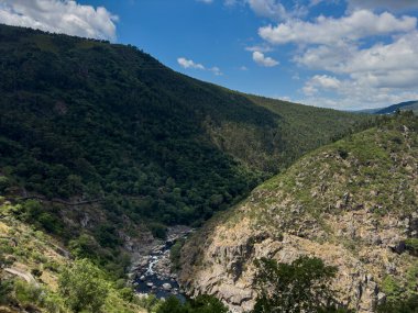 Portekiz, Arouca yakınlarındaki Paiva Geçidi 'ndeki Paiva Nehri manzaralı.