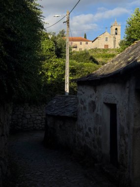 Portekiz, Arouca yakınlarındaki Alvarenga köyündeki bir kilisenin manzarası.. 