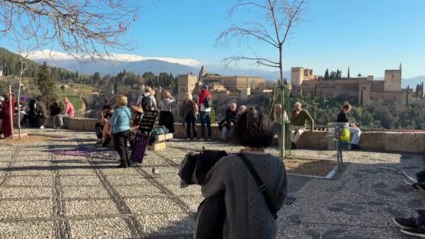 Granada Spagna Febbraio 2024 Persone Mirador San Nicolas Con Alhambra — Video Stock
