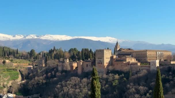 Panoramiczny Widok Alhambrę Błękitnym Niebem Sierra Nevada Tle Granadzie Andaluzja — Wideo stockowe