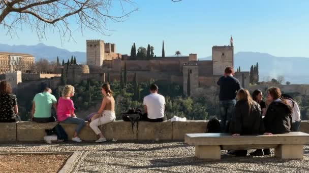 Granada Spain 2024年2月21日人们和游客从圣尼古拉的角度出发拍照 观察背景中的Alhambra和Sierra Nevada — 图库视频影像