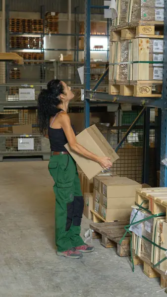 Femme Travail Vérifiant Inventaire Entrepôt — Photo