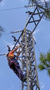 Güneş panellerinin kurulumu. Elektrik enerjisinin üretimi.