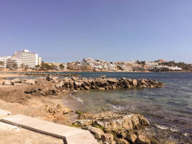Ibiza sahilinde kayalıkları olan sessiz bir sahil.