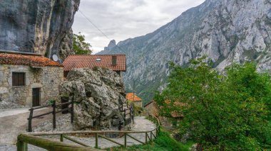 Manzaralı Görkemli Manzara Köyü ve Skyline Dağı