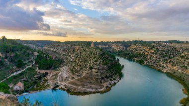 Sahil Ormanı Üzerinde Huzurlu Günbatımı ve Rezervuar Yansıması