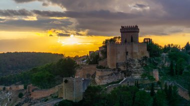 Ortaçağ Şatosu Tarihi Bir Şehrin Antik Harabelerinin Ortasında