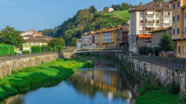 Yansıtıcı Mimari ve Doğa ile Huzurlu Riverside Köyü