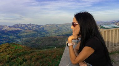 Düşünceli Kadın Manzaranın tadını çıkarıyor Dağ Manzarası