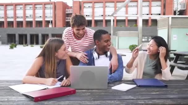 Groupe Étudiants Rencontrer Sur Campus Universitaire Travailler Ensemble Sur Des — Video