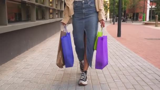 Молода Жінка Купує Ходить Торговому Центрі Різнокольоровими Сумками Руках Вид — стокове відео