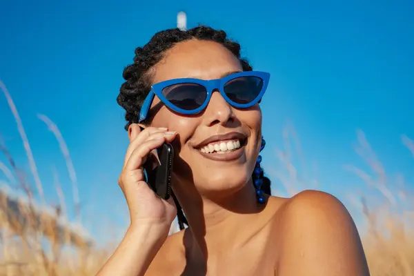 Όμορφη Ισπανίδα Που Φοράει Μπλε Γυαλιά Ηλίου Μιλάει Στο Κινητό — Φωτογραφία Αρχείου