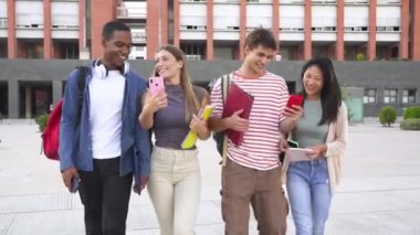 Bir grup öğrenci dışarıdan yürür. Sınıf arkadaşları sokakta yürürken cep telefonlarından sosyal ağlara bakarak konuşup gülüyorlar.