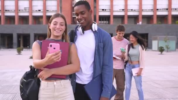 Dos Estudiantes Universitarios Riendo Mirando Las Redes Sociales Teléfono Móvil — Vídeos de Stock