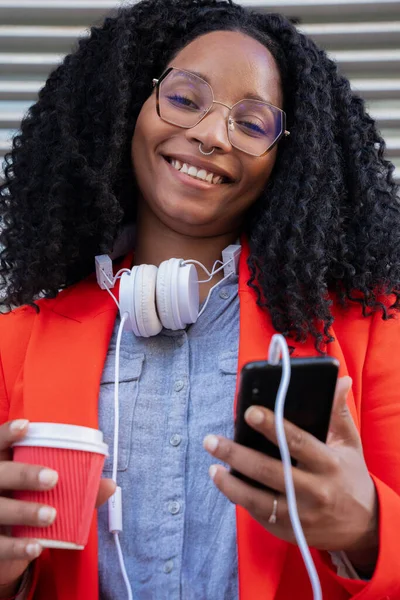 Πορτρέτο Μιας Νεαρής Χαμογελαστής Μαύρης Επιχειρηματία Κινητό Τηλέφωνο Και Καφέ — Φωτογραφία Αρχείου
