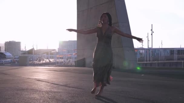 Hermosa Joven Bailando Con Puesta Sol Fondo Atardecer Improvisación Danza — Vídeo de stock
