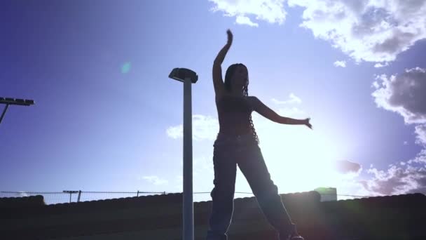 一个美丽的年轻女子在日落时带着日落背景跳舞的轮廓 当代舞蹈即兴表演 — 图库视频影像