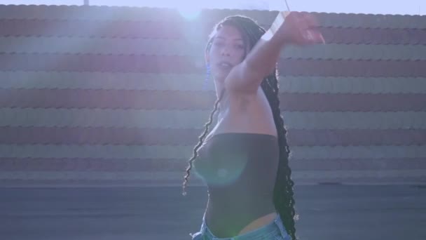 Profesjonalny Tancerz Długimi Włosami Taniec Miejski Zachodem Słońca Aktywnie Porusza — Wideo stockowe