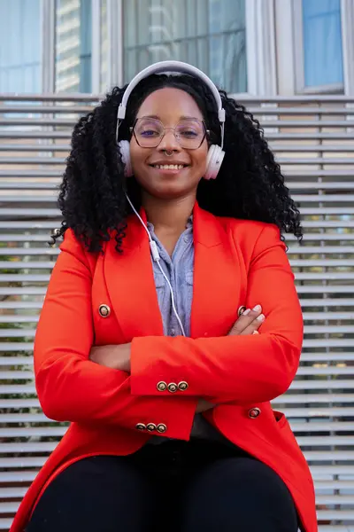 Junge Lächelnde Geschäftsfrau Mit Kopfhörern Die Die Kamera Schaut Frontansicht — Stockfoto