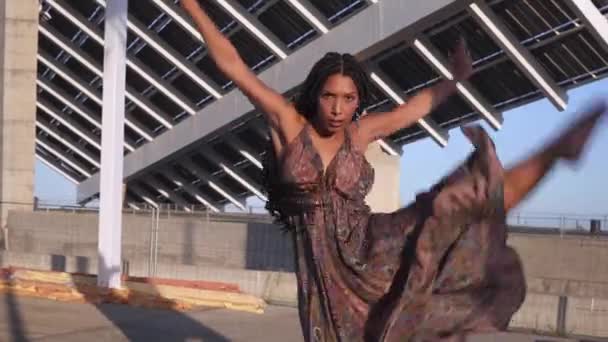 여자는 스타일과 우아함으로 마천루에 현대적인 스타일로 춤추는 — 비디오