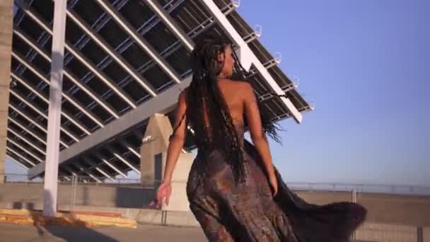 여자는 스타일과 우아함으로 그녀의 머리를 빌딩의 현대적인 스타일로 춤추는 — 비디오