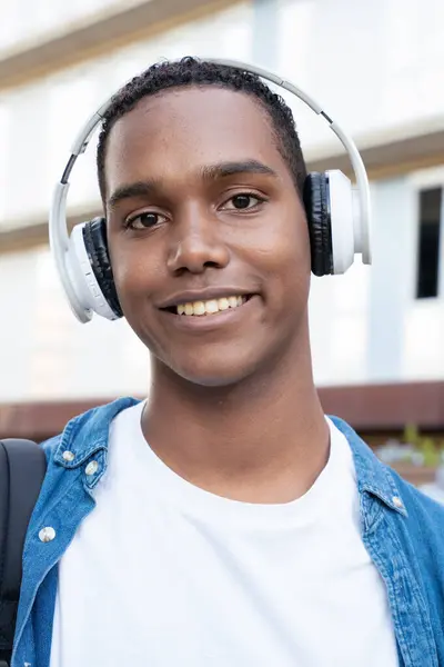 Ung Svart Man Student Står Utomhus Universitetet Med Hörlurar College — Stockfoto